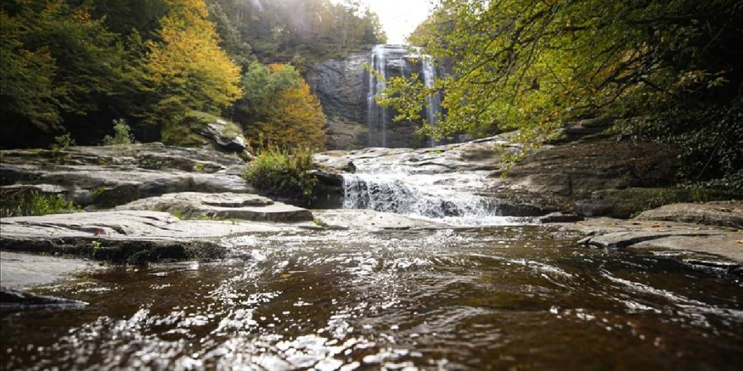 Fay kırığının mucizevi sonucu: Suuçtu Şelalesi! Sonbahar renklerine büründü: Akın akın ziyaretçileri ağırlıyor 4